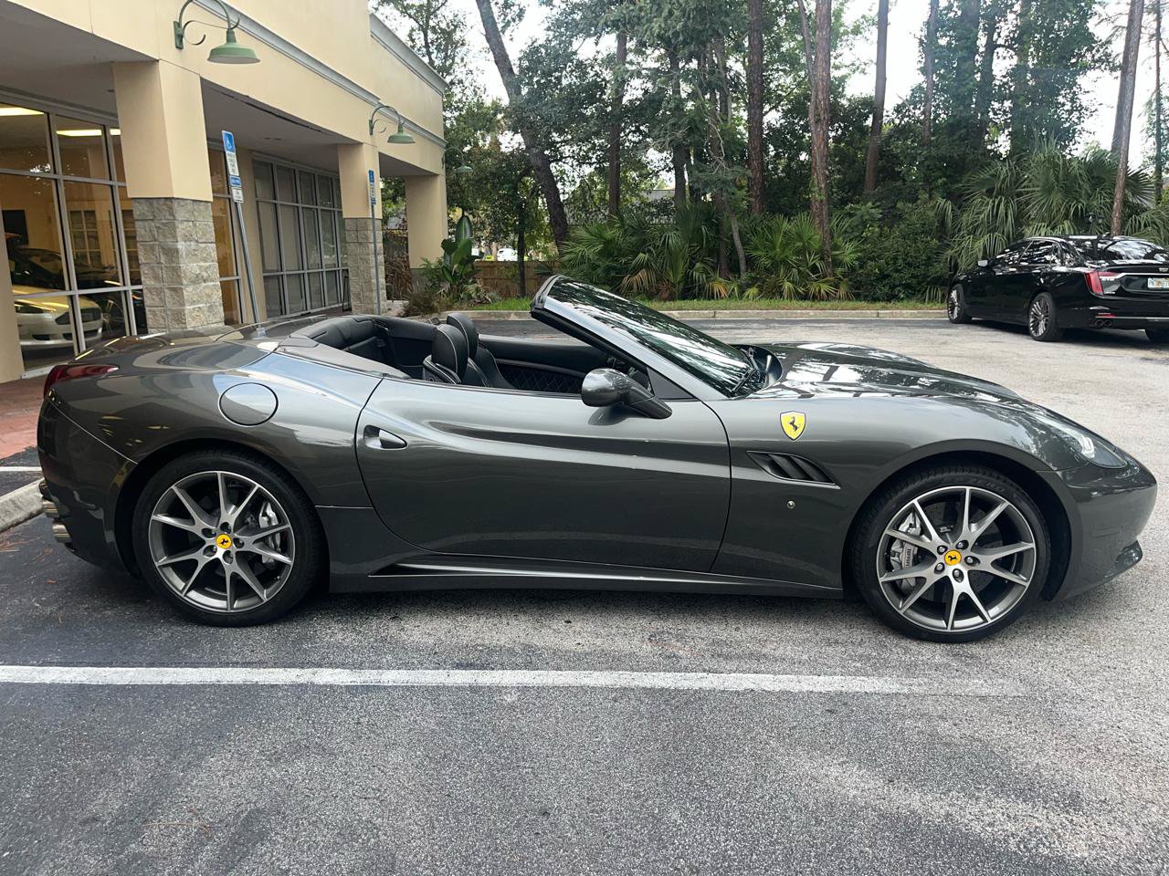 Used 2011 Ferrari California RWD image 3
