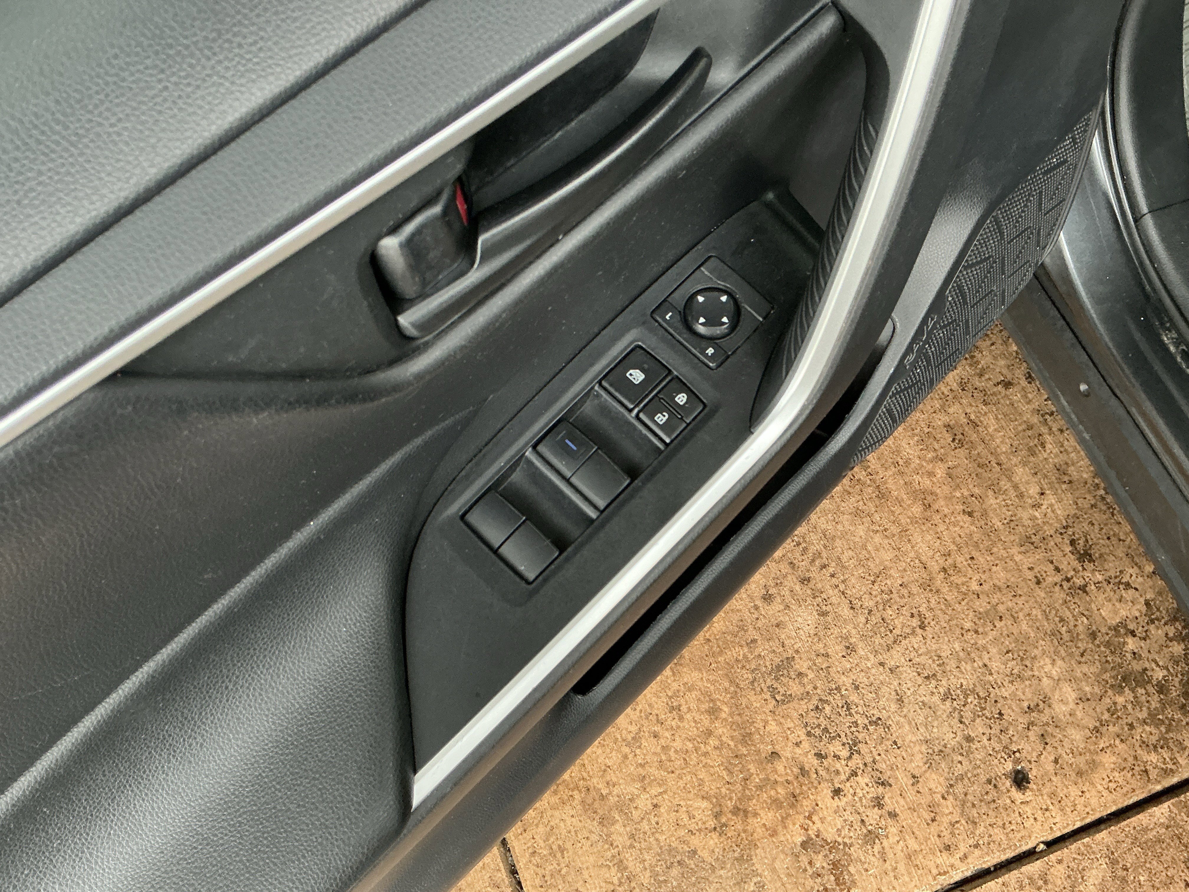 Used 2020 Toyota RAV4 LE image 15