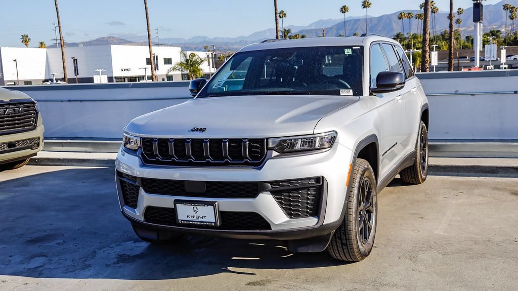 New 2026 Jeep Grand Cherokee Altitude RWD image 4