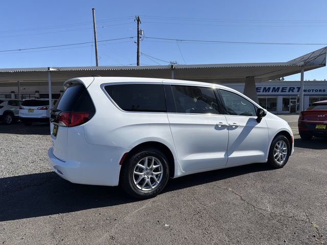 Used 2022 Chrysler Voyager LX FWD image 6