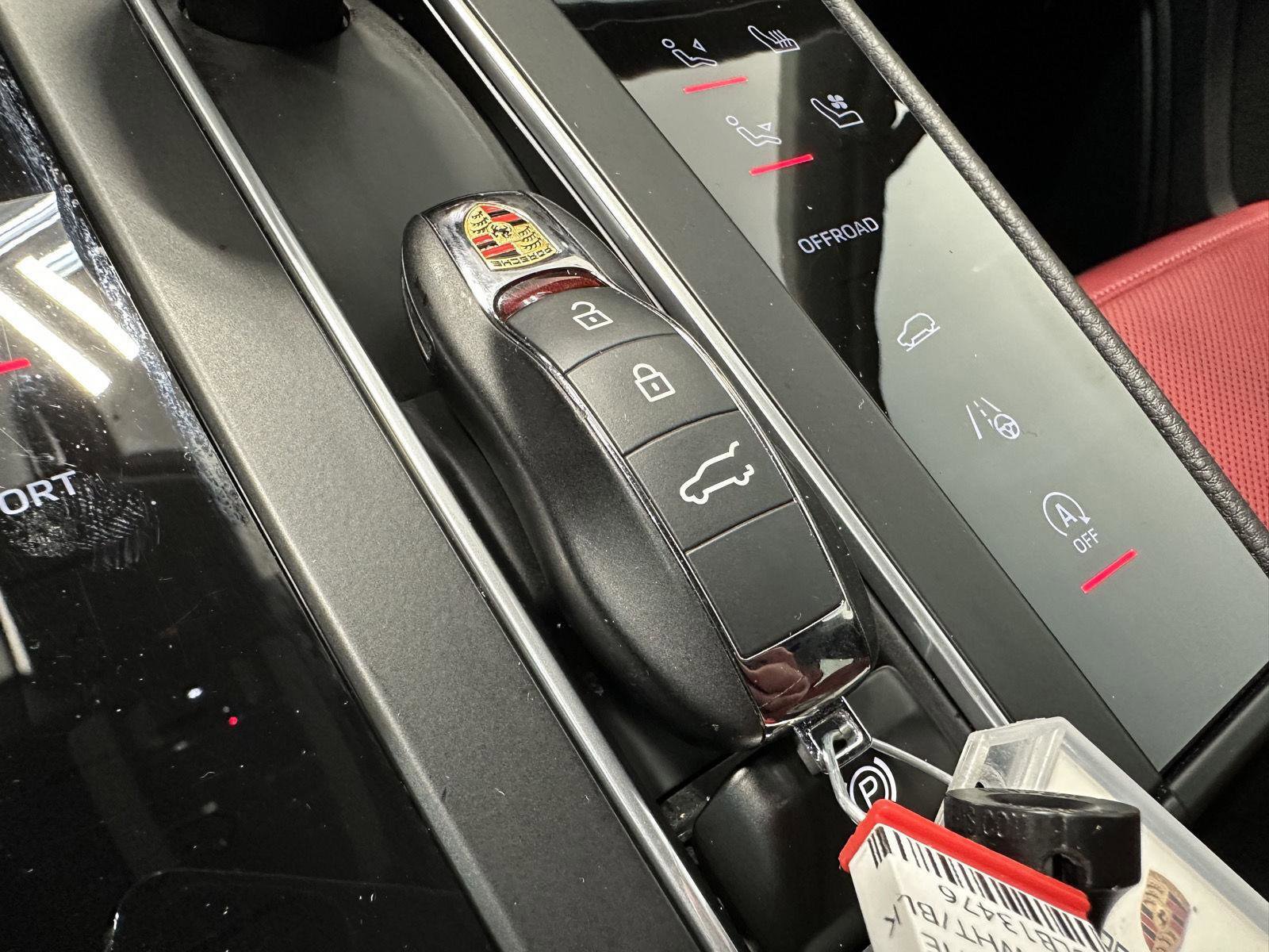 Certified 2025 Porsche Macan image 45