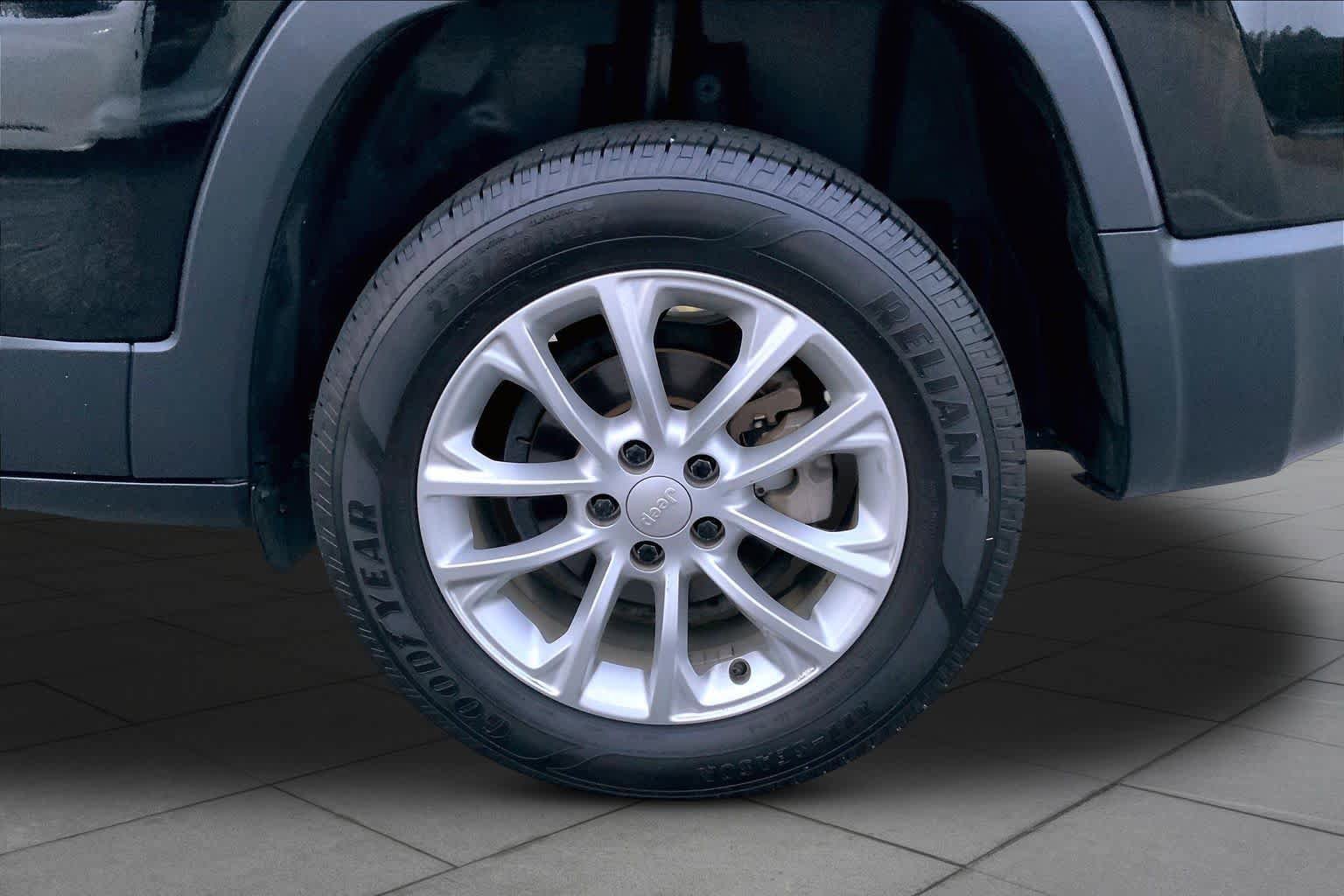Used 2019 Jeep Cherokee Latitude w/ Popular Appearance Group FWD image 11