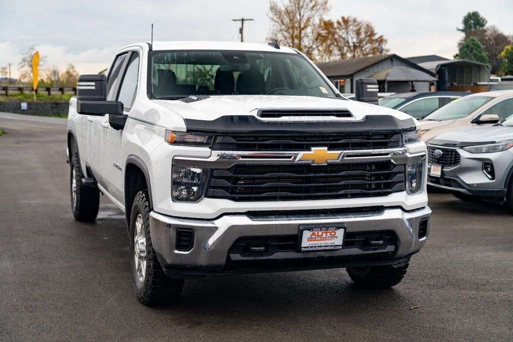 Used 2024 Chevrolet Silverado 3500 LT image 2