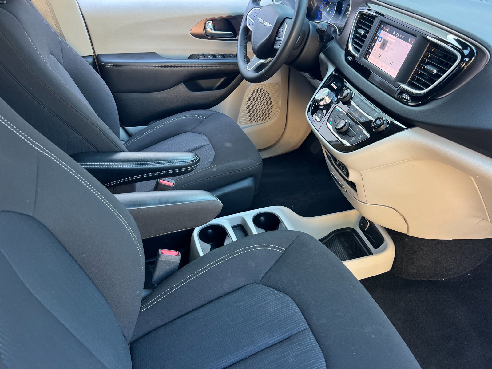 Used 2023 Chrysler Voyager LX FWD image 17