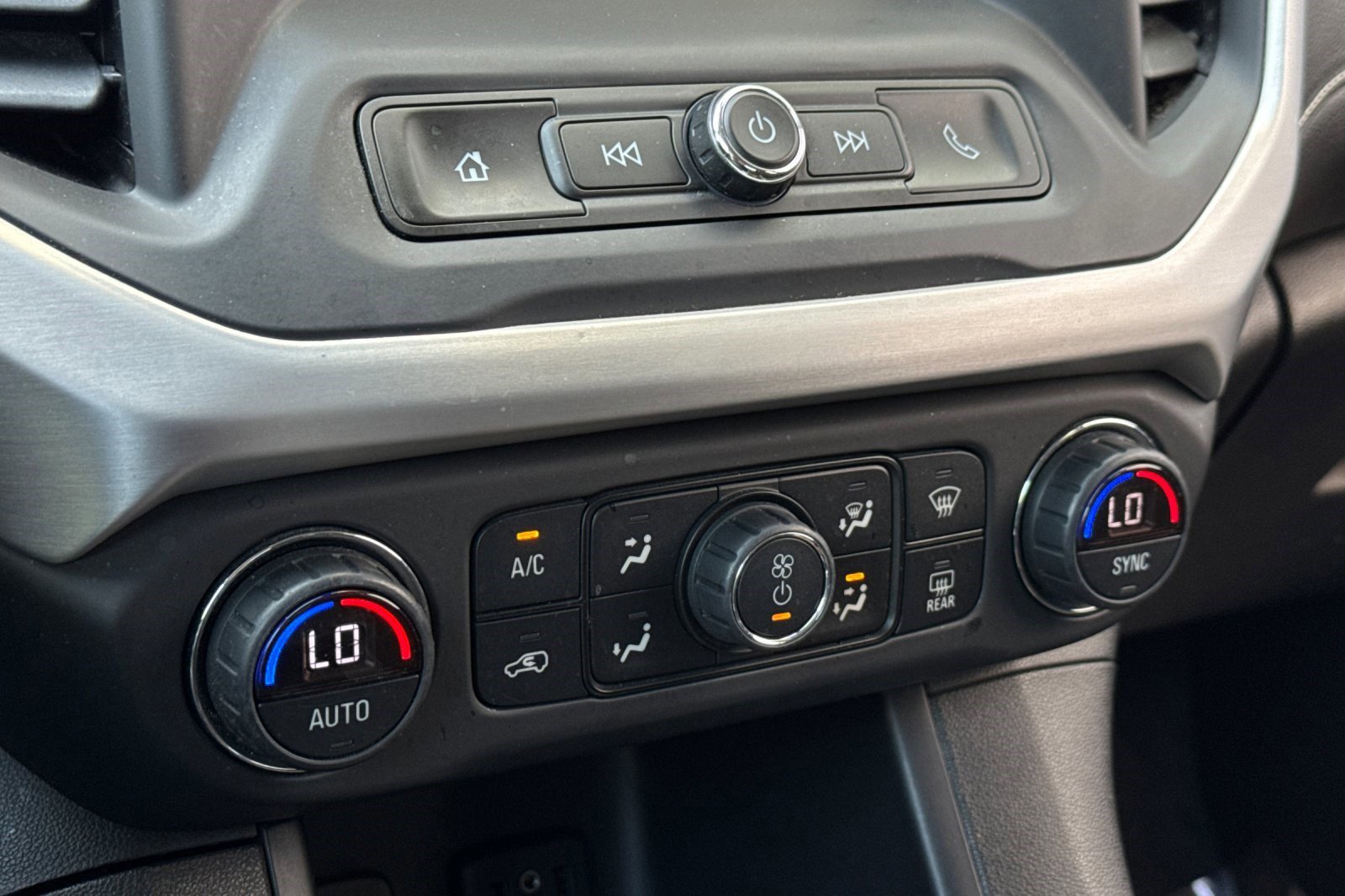 Used 2019 GMC Acadia SLE FWD image 16