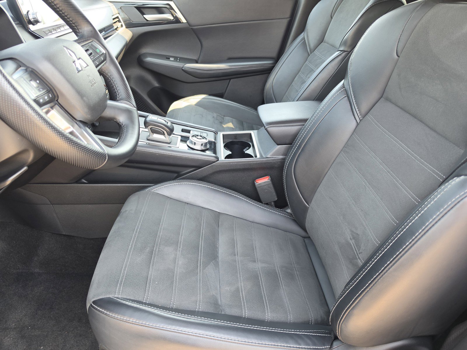 Used 2024 Mitsubishi Outlander SE image 11