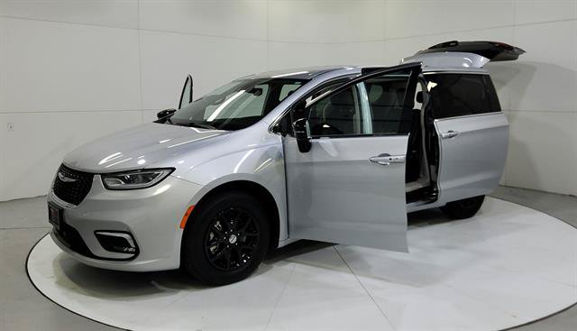 Used 2024 Chrysler Pacifica Touring-L FWD image 47