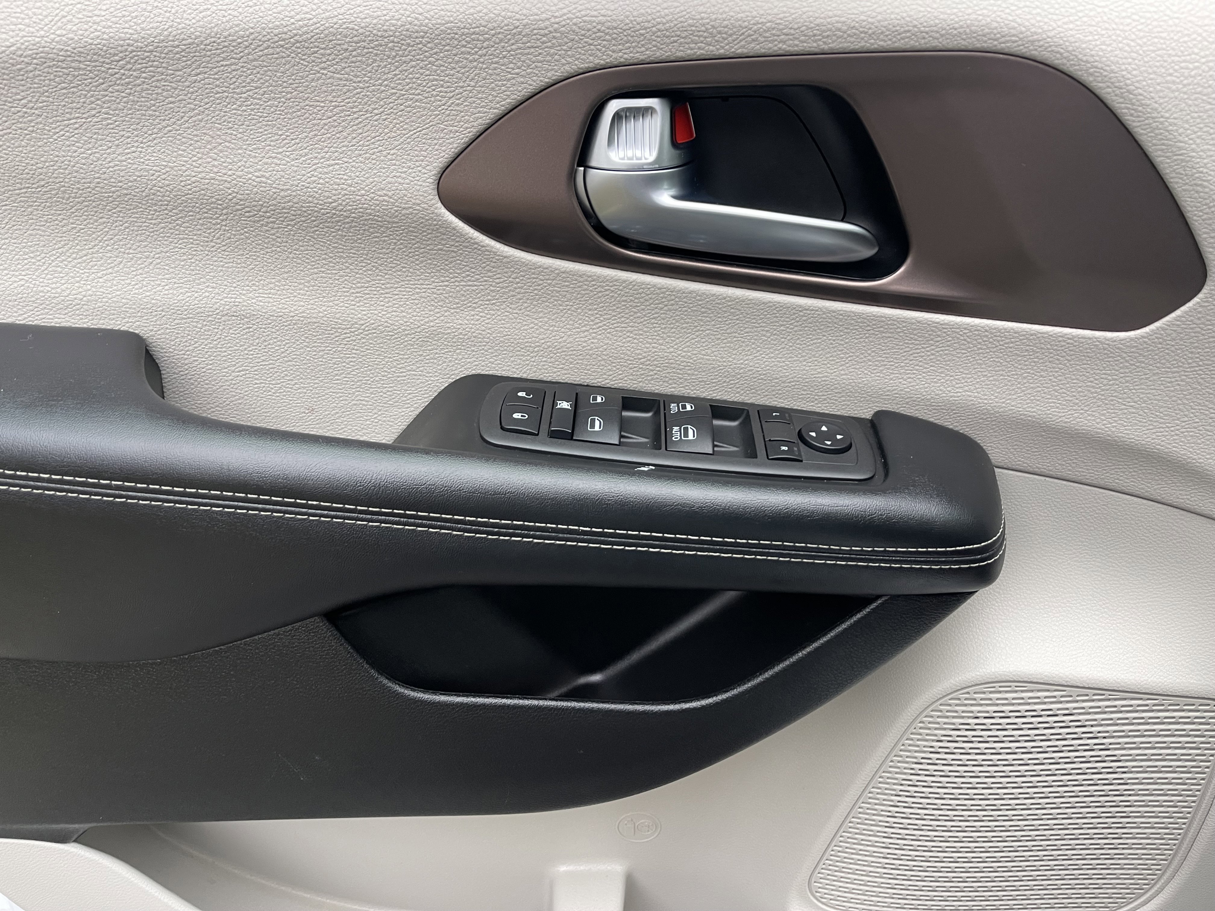 Used 2023 Chrysler Voyager LX image 11