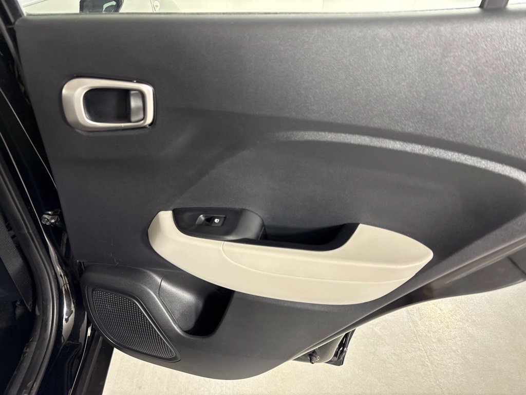 Used 2025 Hyundai Venue SEL FWD image 19