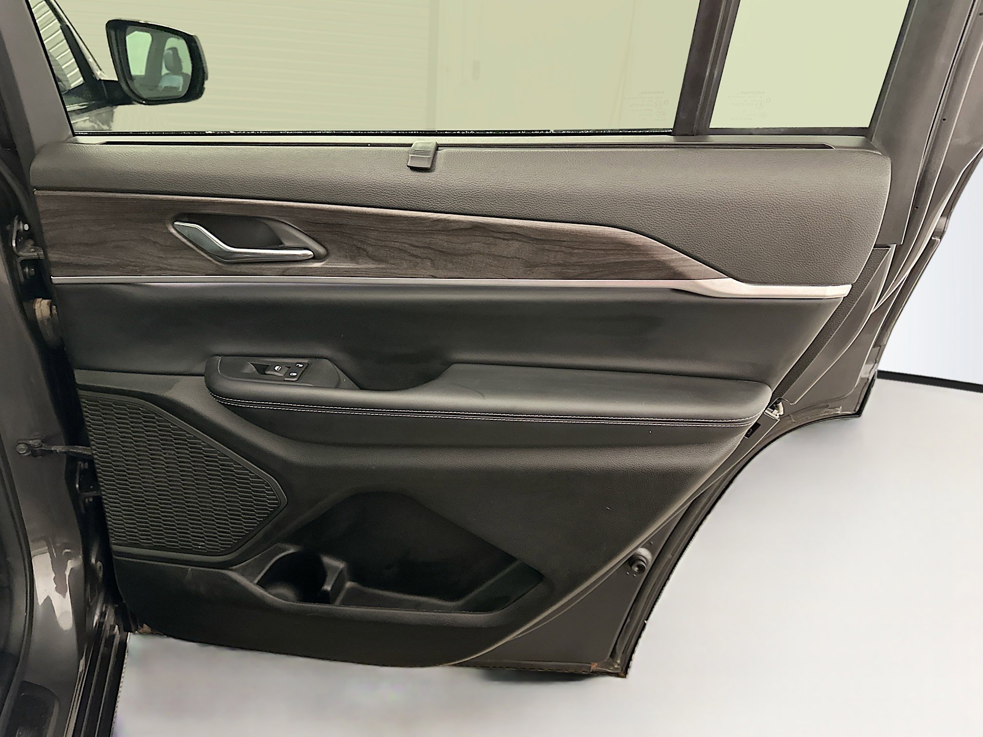 Used 2024 Jeep Grand Cherokee L Limited w/ Luxury Tech Group II image 34