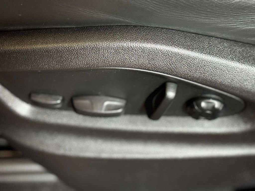 Used 2023 Porsche Cayenne Platinum Edition w/ Towing Package w/o Tow Ball image 15