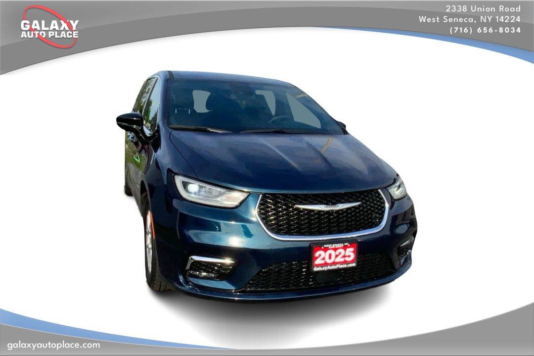 Used 2025 Chrysler Pacifica Select FWD image 3