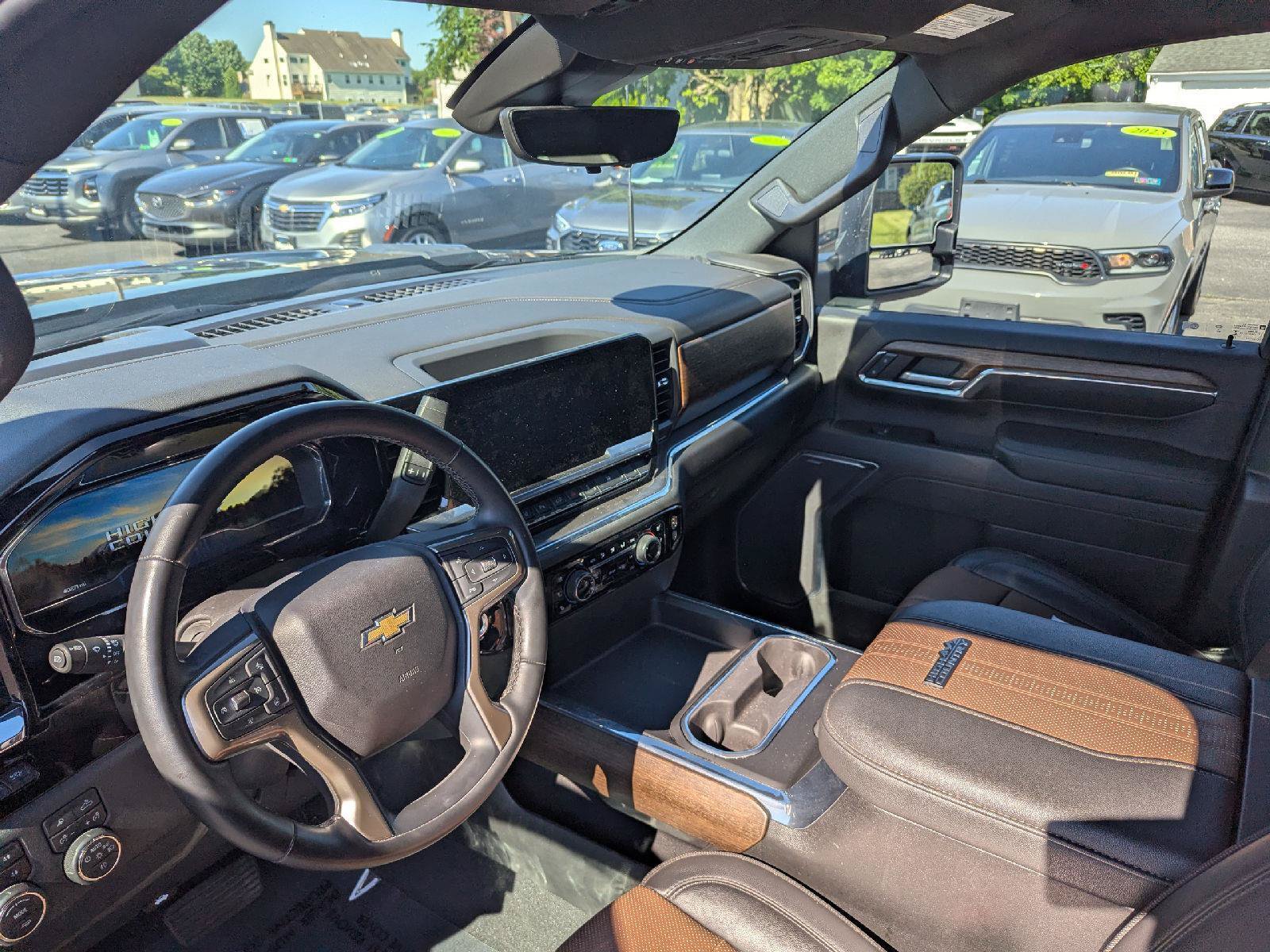 Used 2024 Chevrolet Silverado 2500 High Country w/ Technology Package AWD/4WD image 10