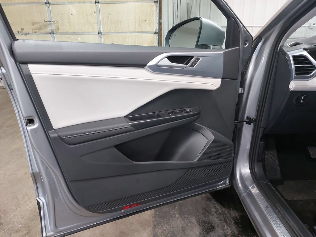 Used 2025 Volkswagen Taos SE AWD/4WD image 25