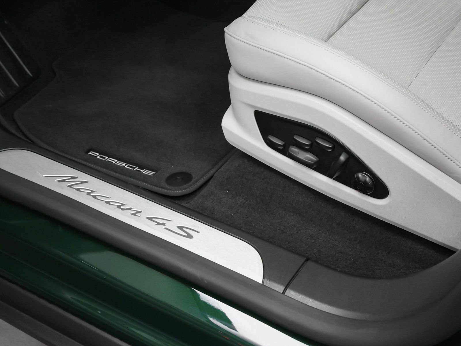 New 2025 Porsche Macan 4S Electric image 28