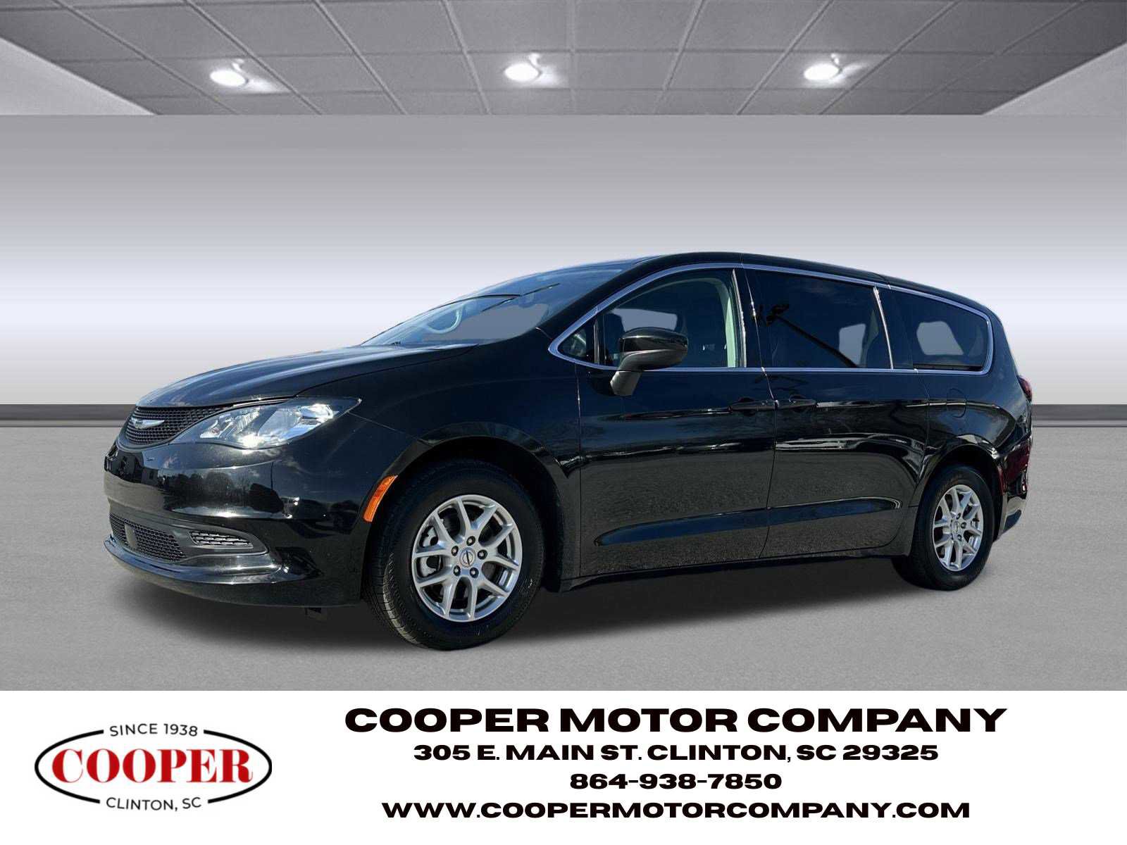 Used 2023 Chrysler Voyager LX image 3