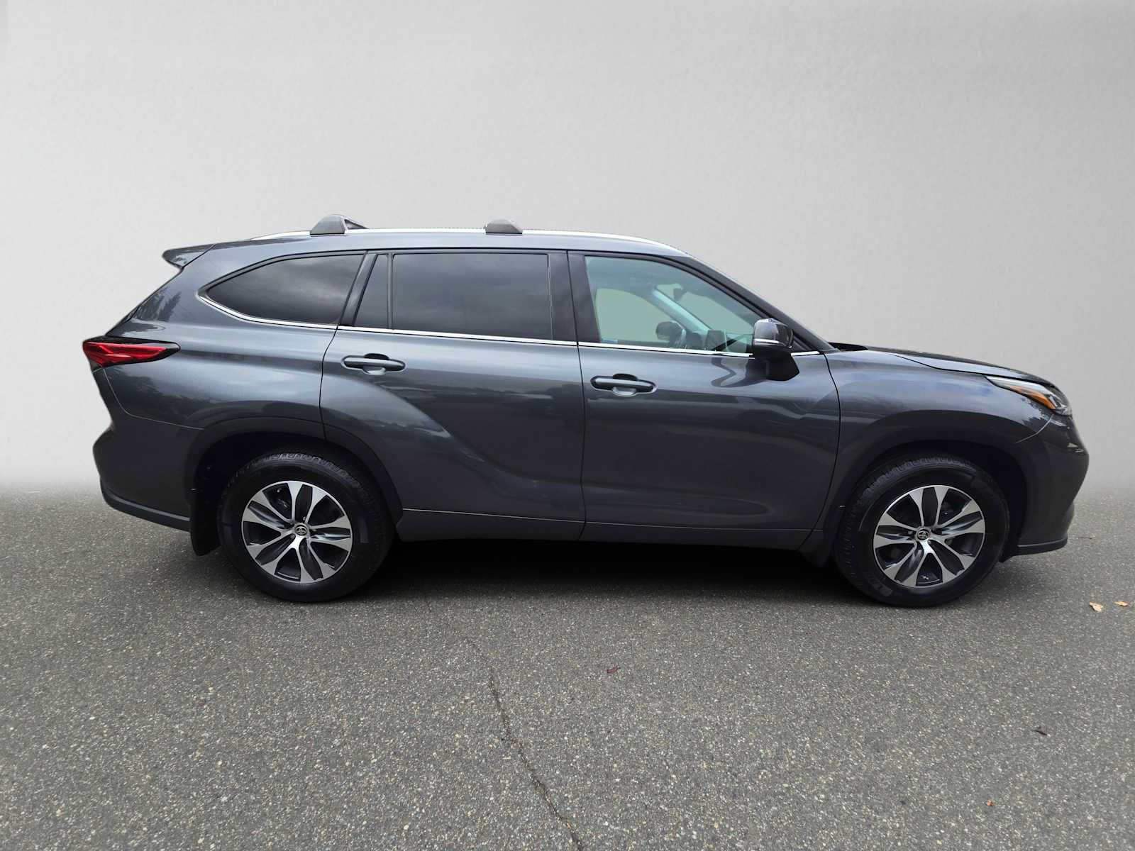 Used 2020 Toyota Highlander XLE AWD/4WD image 2