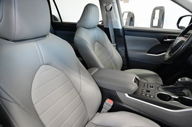 Used 2023 Toyota Highlander XLE image 9