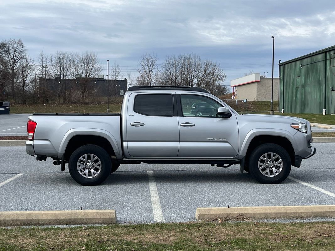 Used 2016 Toyota Tacoma SR5 w/ SR5 Appearance Package (SN) AWD/4WD image 9