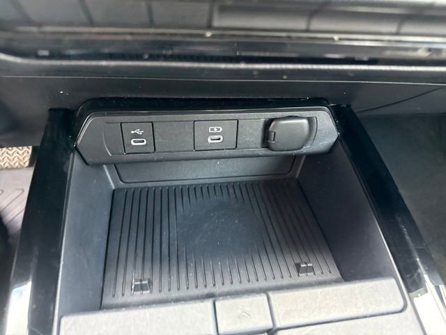 Used 2025 Toyota Prius LE FWD image 16