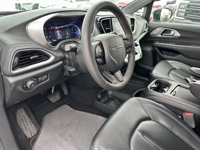 Used 2024 Chrysler Pacifica Limited FWD image 15