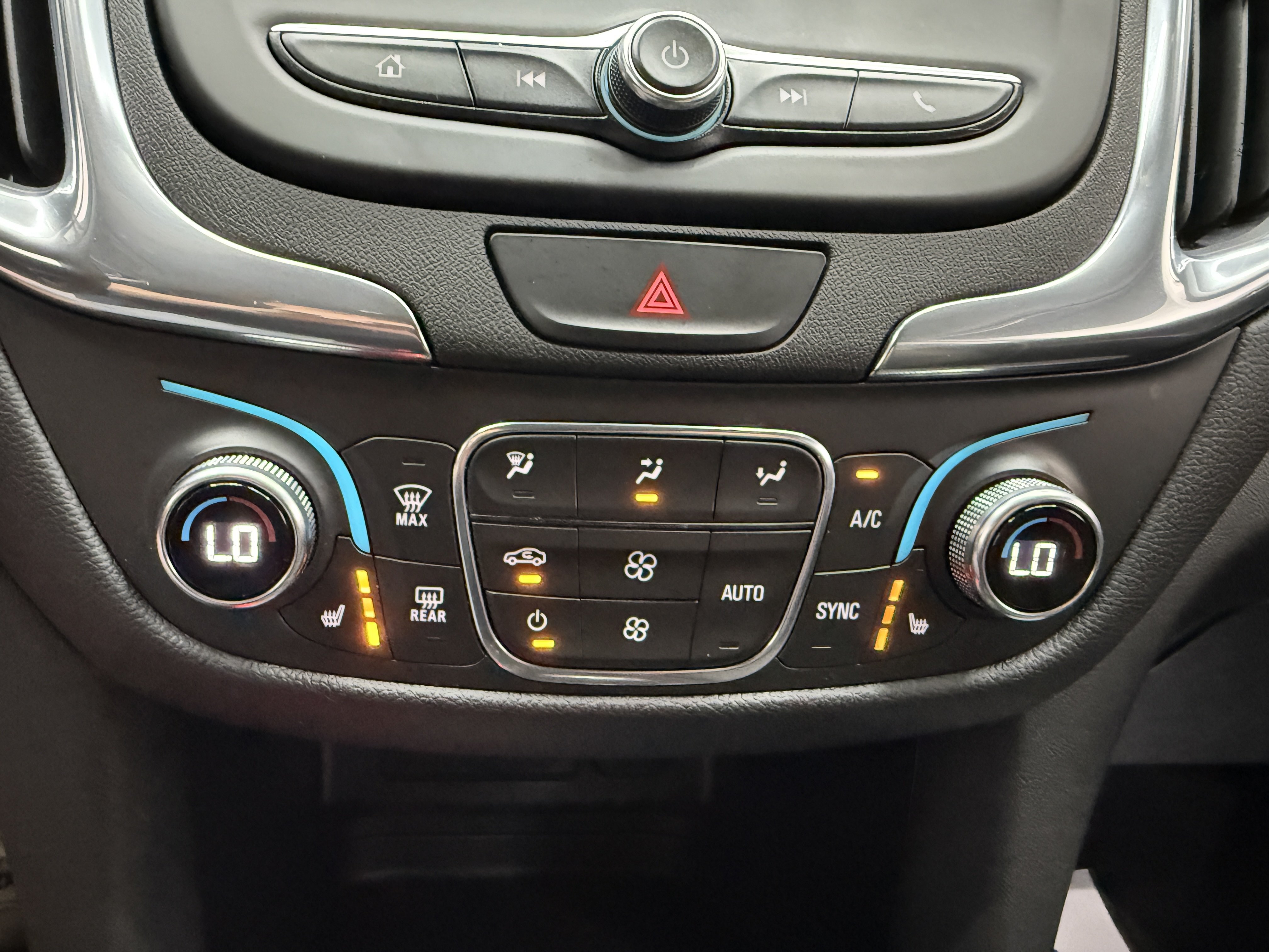 Used 2020 Chevrolet Equinox LT w/ Driver Convenience Package AWD/4WD image 16