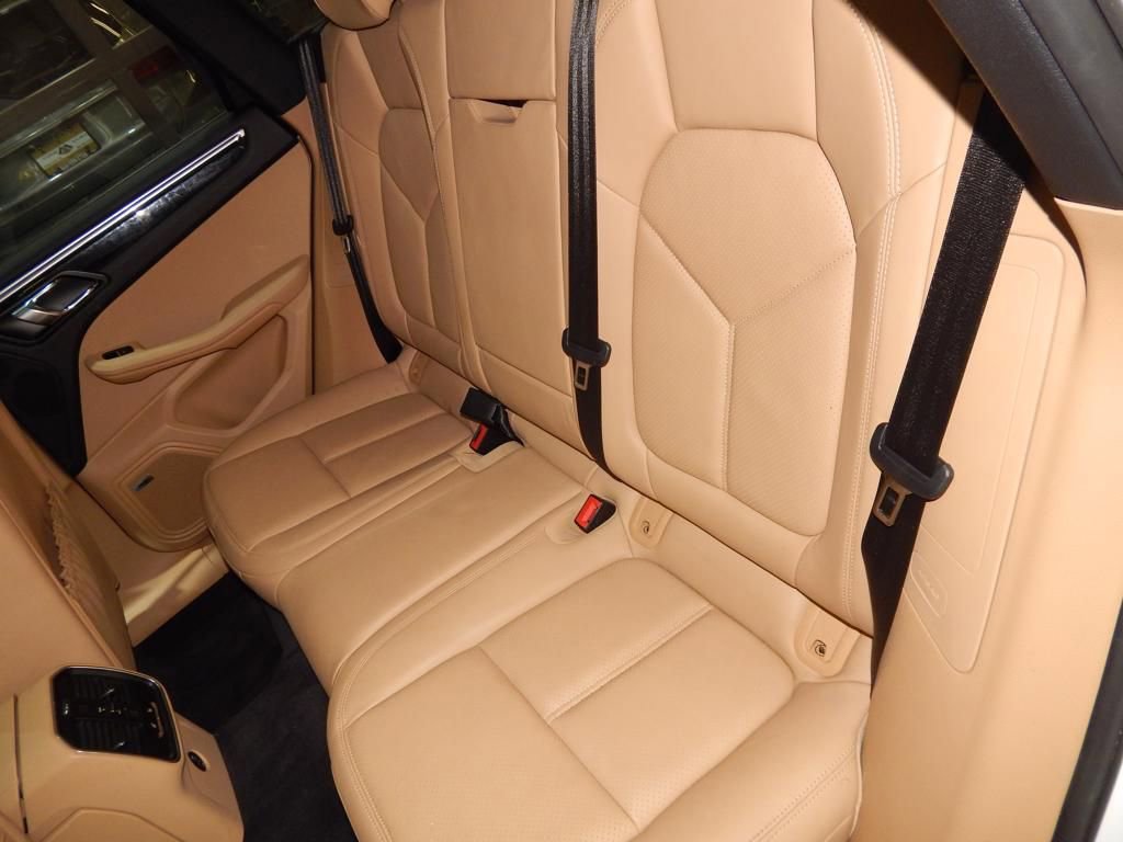 Used 2018 Porsche Macan AWD/4WD image 17