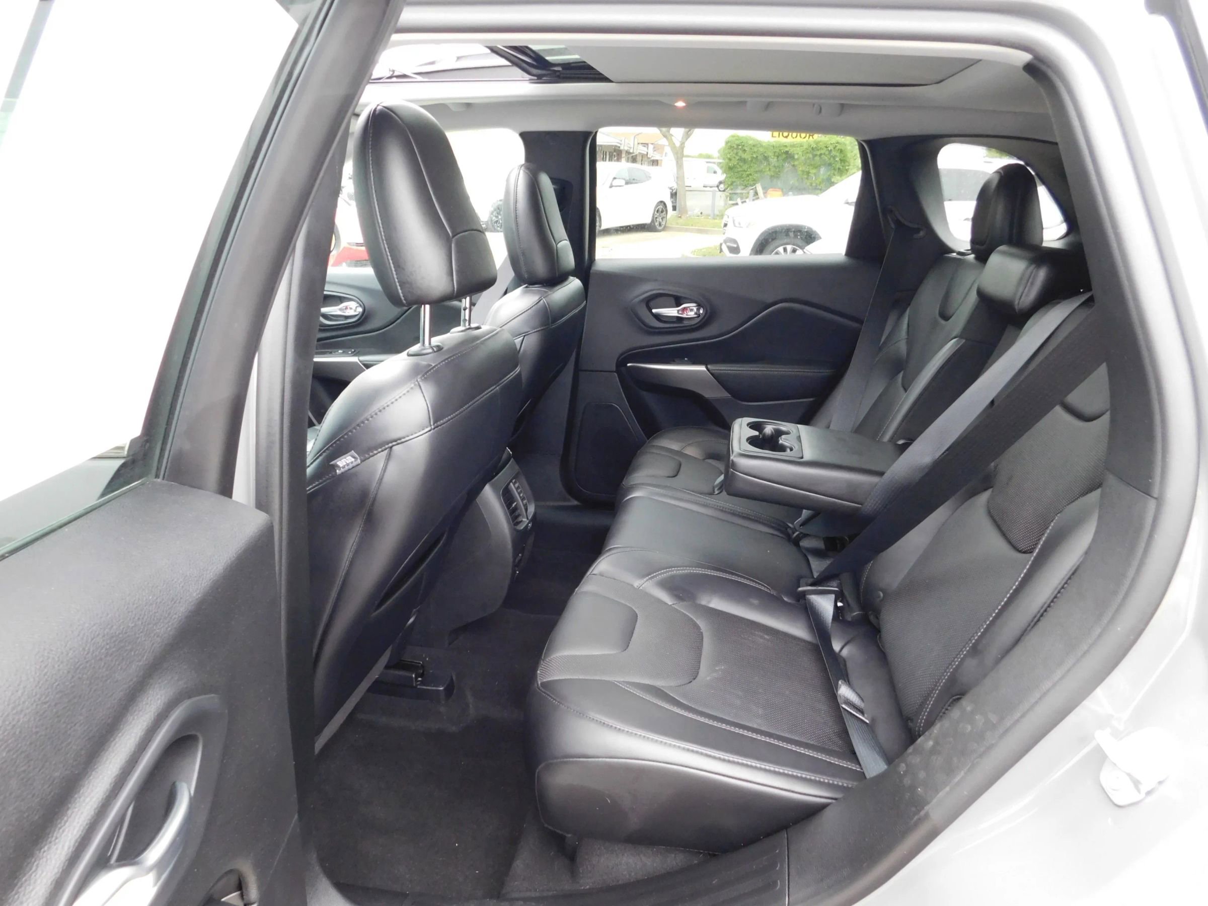 Used 2019 Jeep Cherokee Limited AWD/4WD image 12