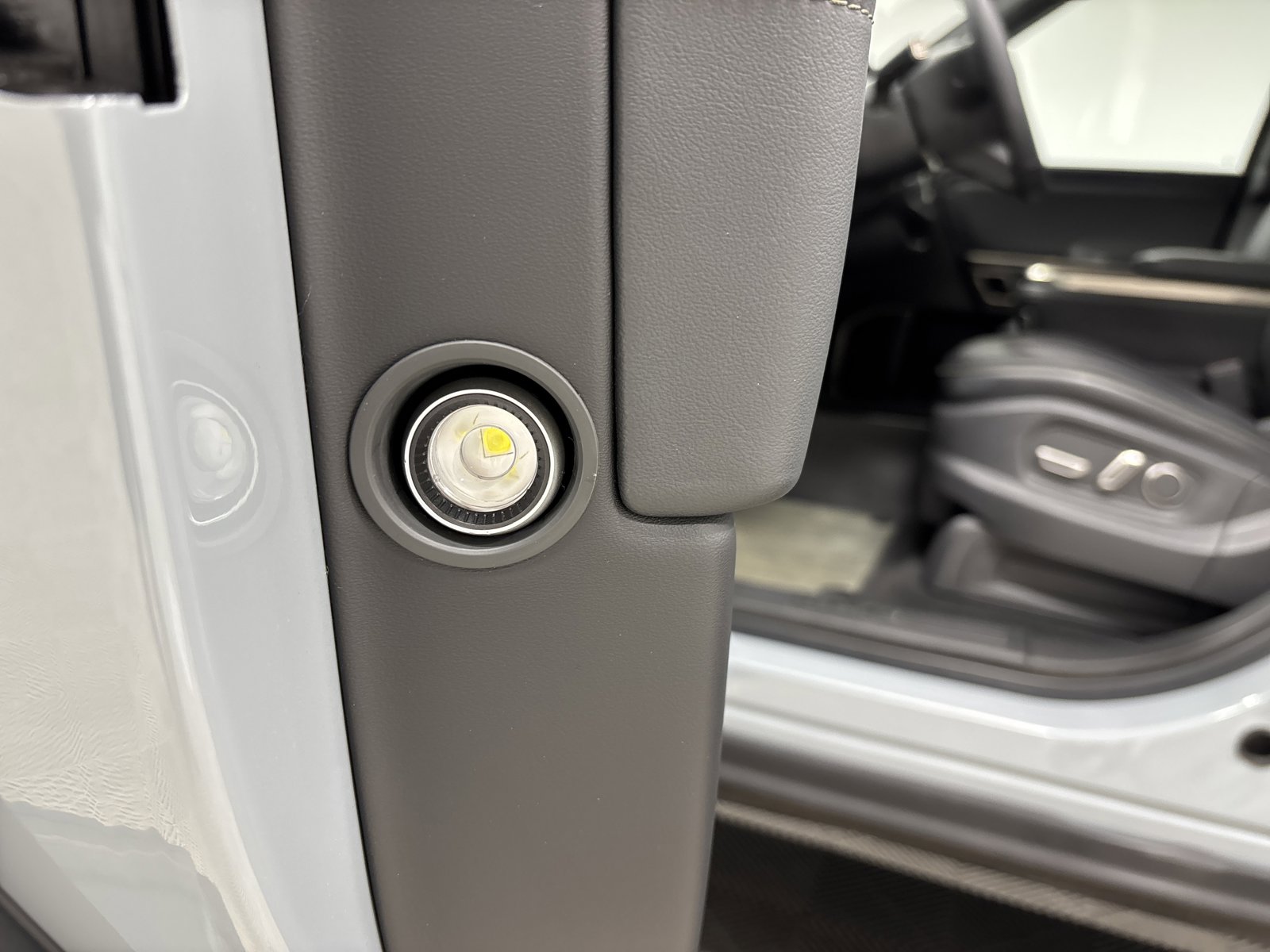 Used 2024 Rivian R1S Adventure AWD/4WD image 32