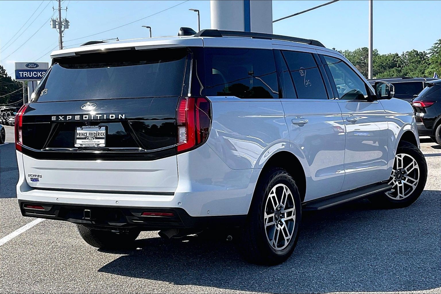 Used 2025 Ford Expedition Active AWD/4WD image 12
