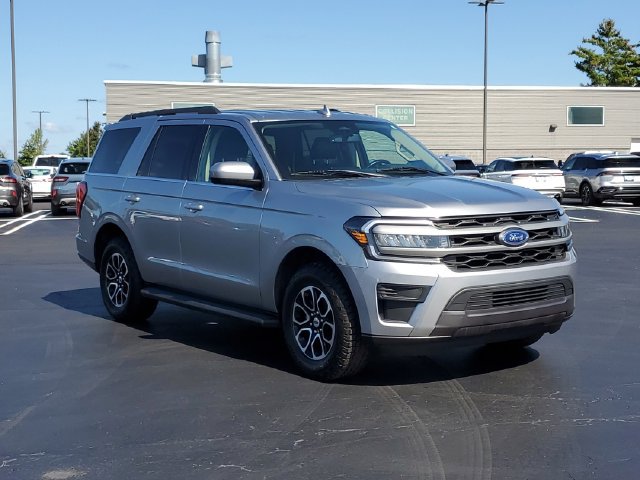 Used 2024 Ford Expedition XLT AWD/4WD image 2