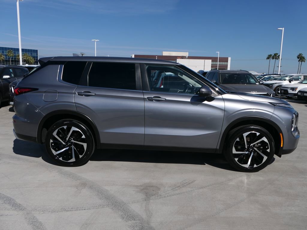 Used 2024 Mitsubishi Outlander SE AWD/4WD image 3
