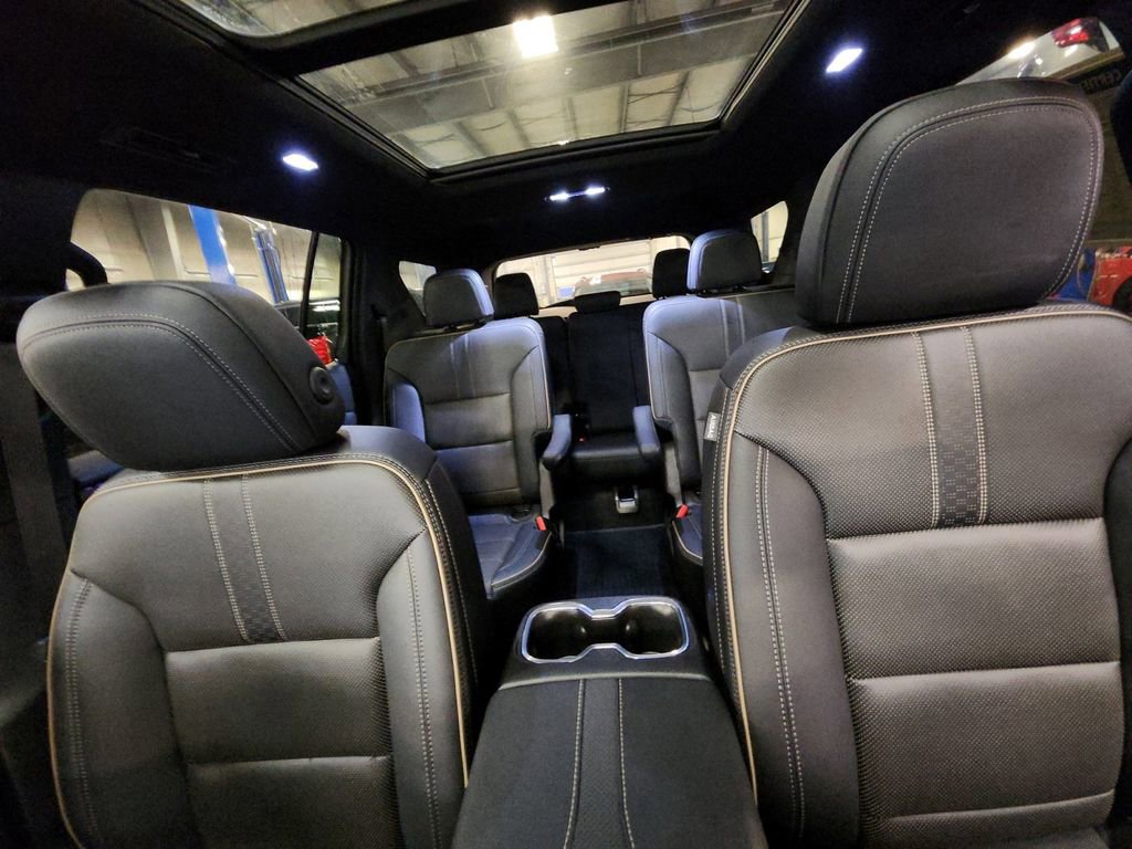 Certified 2025 Chevrolet Traverse High Country w/ LPO, Illumination Package image 33