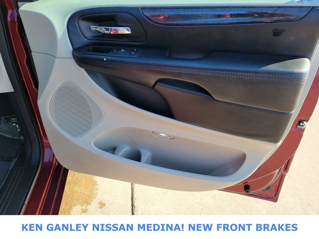 Used 2018 Dodge Grand Caravan SE w/ UConnect Hands-Free Group image 47