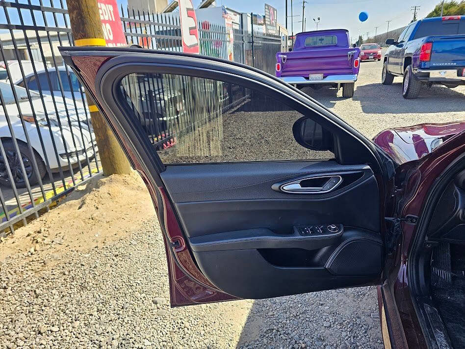 Used 2017 Alfa Romeo Giulia RWD image 32