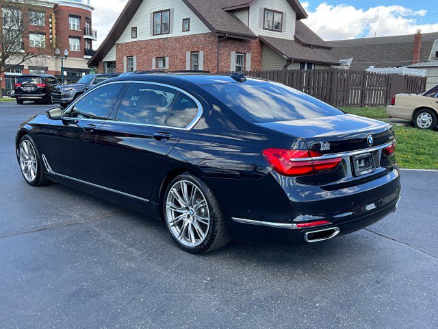 Used 2017 BMW 750i image 4