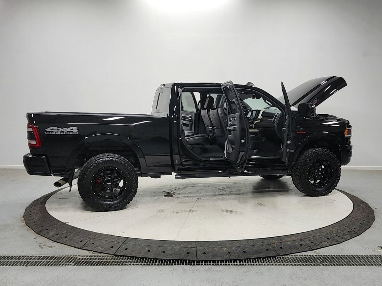 Used 2019 RAM 2500 Laramie w/ Black Appearance Package AWD/4WD image 16