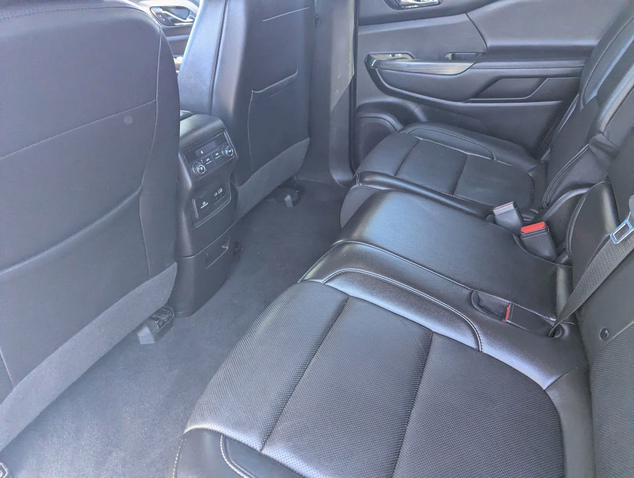 Used 2023 GMC Acadia SLT FWD image 16