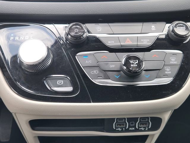 Used 2024 Chrysler Pacifica Touring-L image 17