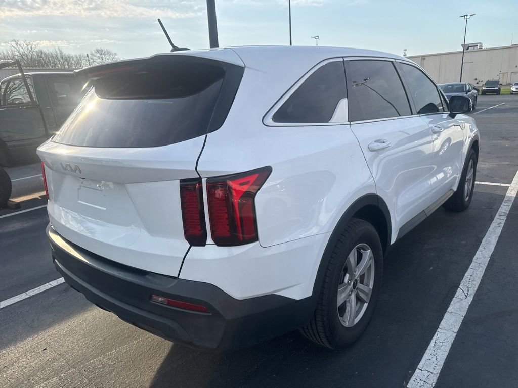 Used 2022 Kia Sorento LX image 3