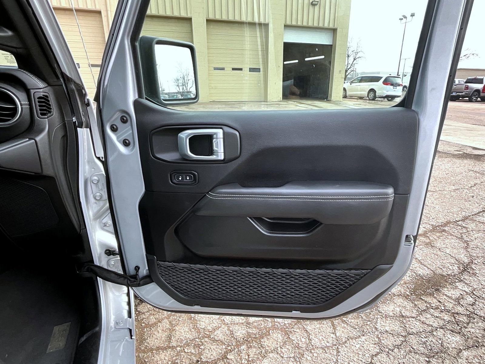 Used 2023 Jeep Wrangler Unlimited Sahara image 17