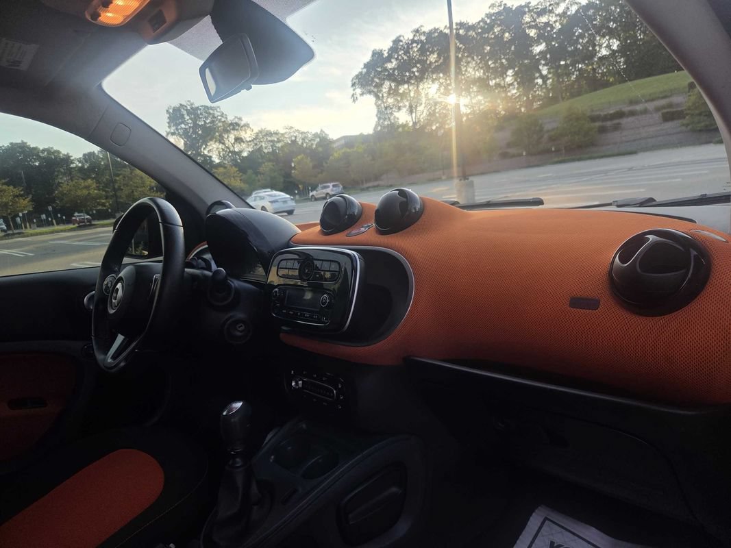 Used 2016 smart fortwo passion RWD image 14