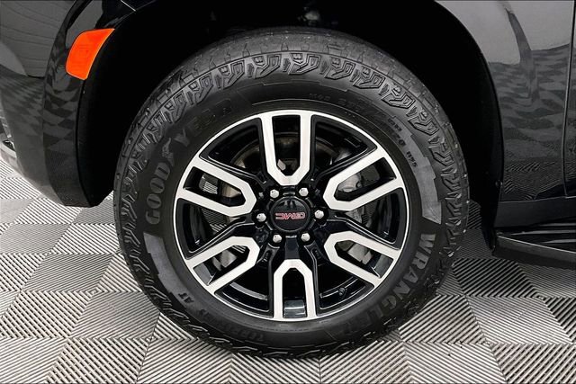 Used 2024 GMC Yukon AT4 w/ Technology Package AWD/4WD image 10