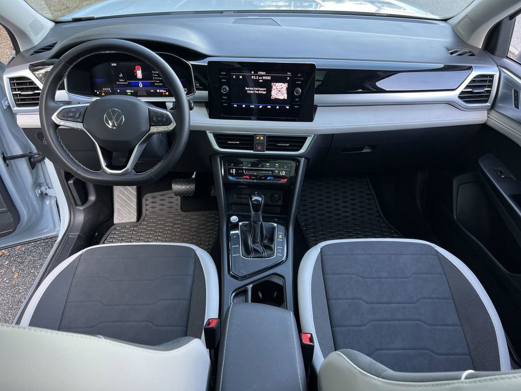 Used 2025 Volkswagen Taos SE w/ Panoramic Sunroof Package image 23