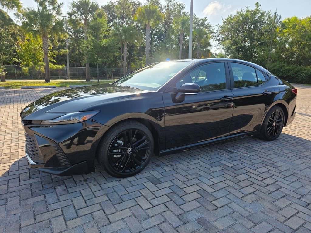 Used 2025 Toyota Camry SE w/ Convenience Package FWD image 3