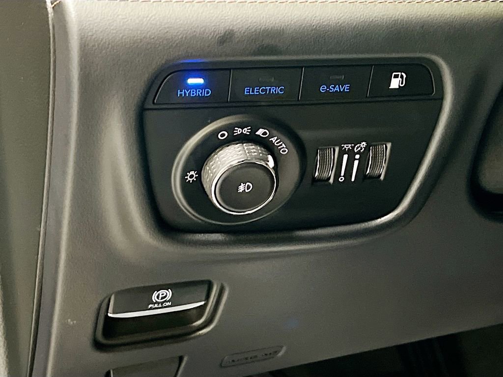 Used 2023 Jeep Grand Cherokee Summit AWD/4WD image 10