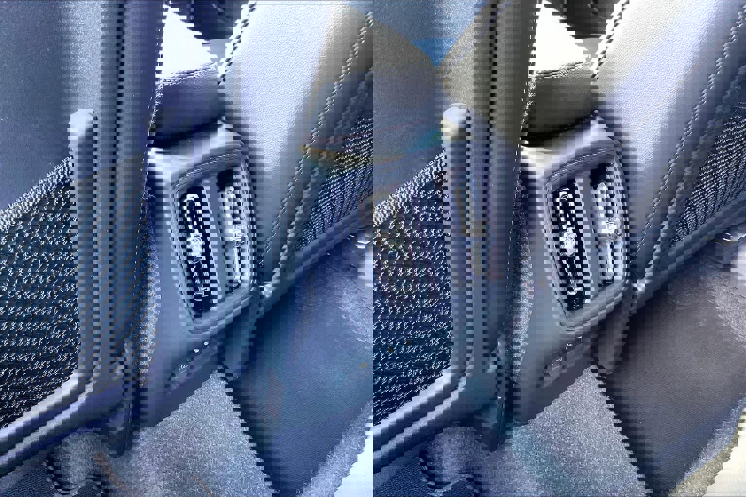 Used 2024 Volvo XC40 B5 Core image 33