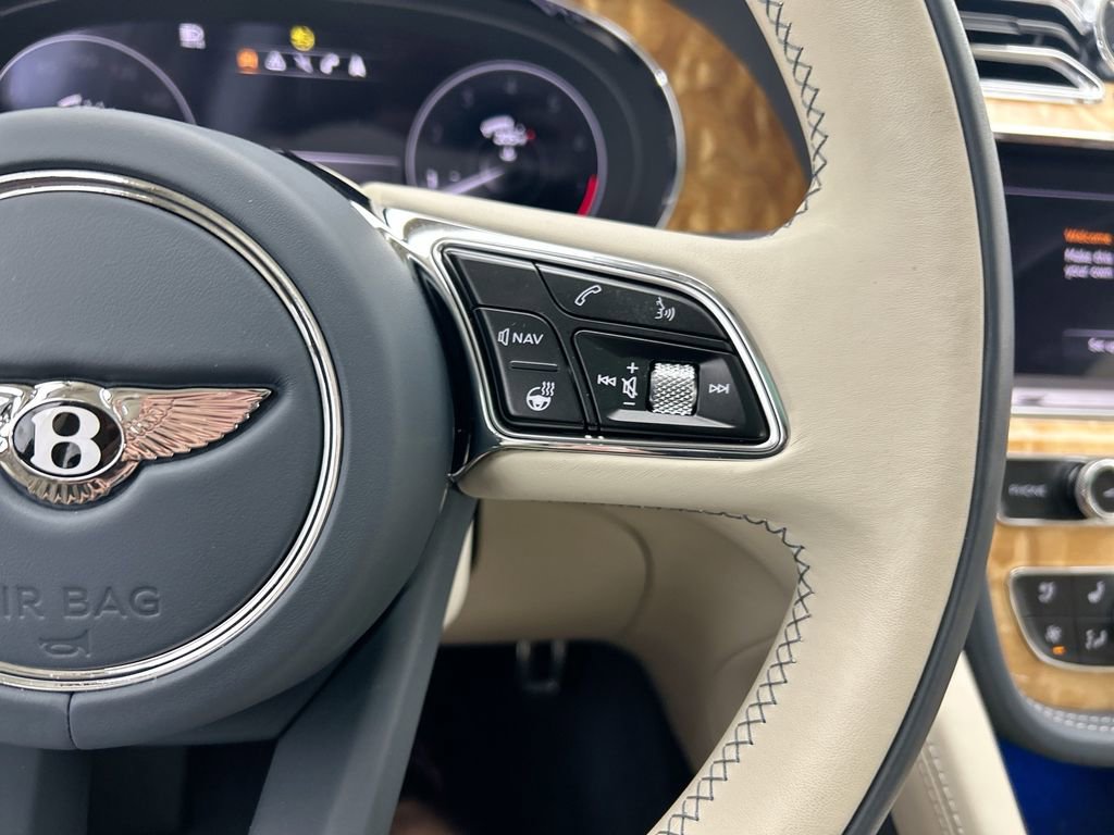 Used 2022 Bentley Bentayga image 12