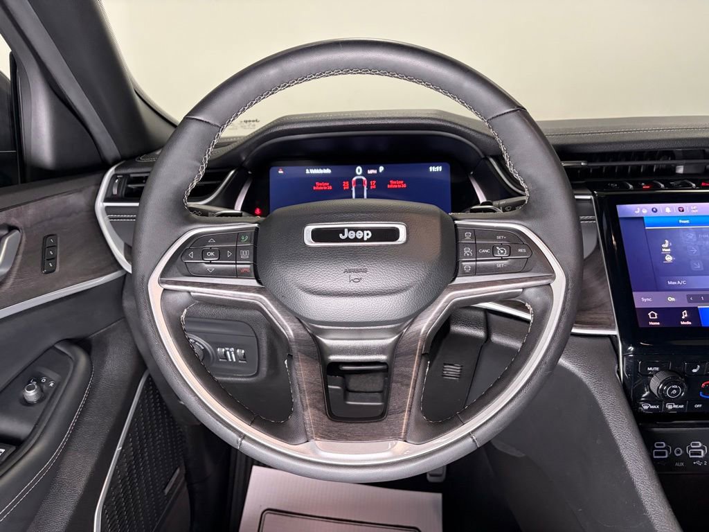 Used 2024 Jeep Grand Cherokee L Limited w/ Black Appearance Package AWD/4WD image 15