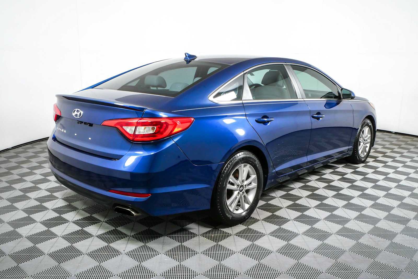 Used 2017 Hyundai Sonata SE FWD image 3